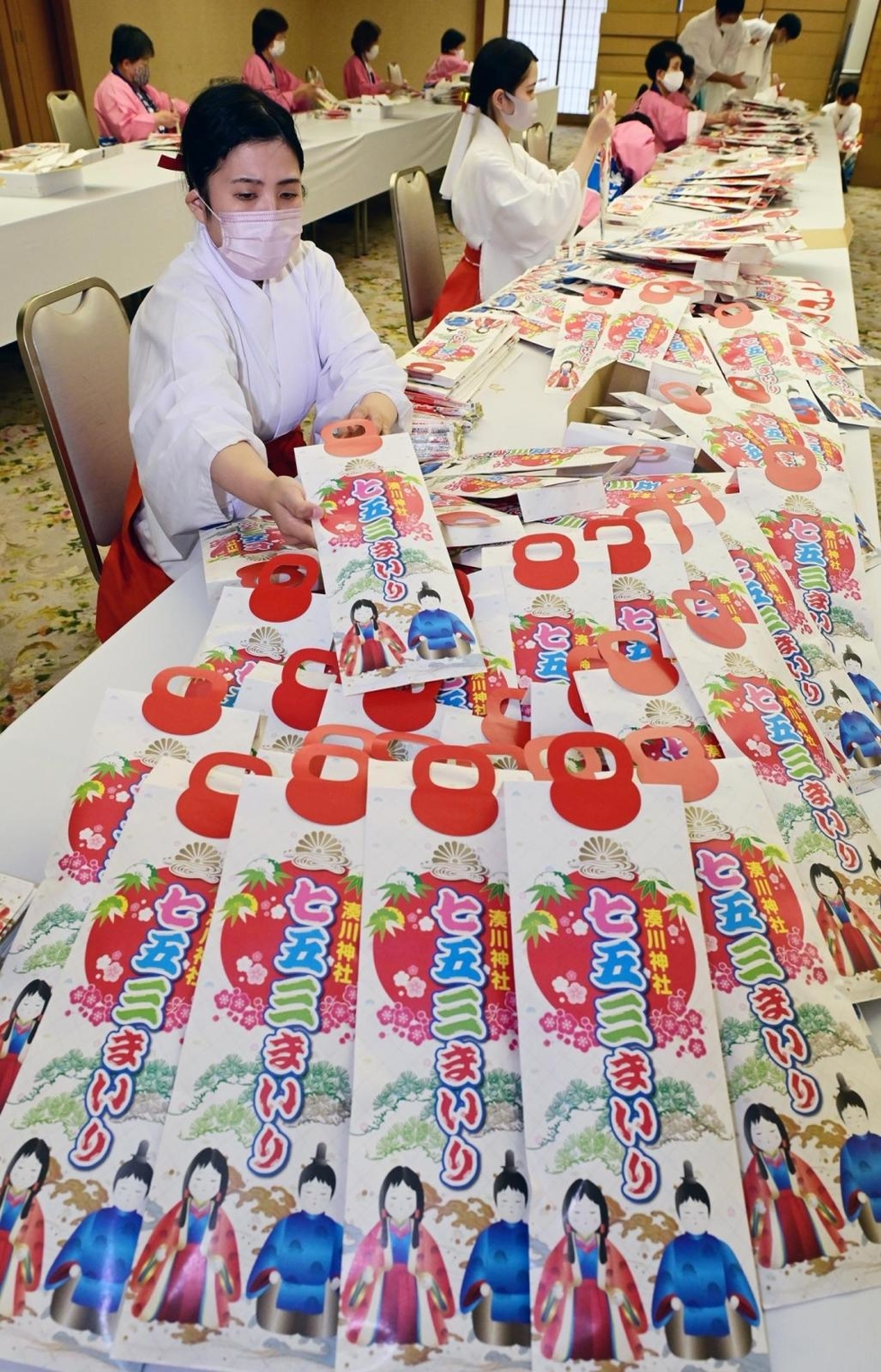 神戸 湊川神社で千歳飴の袋詰め 七五三 シーズン前に 総合 神戸新聞next