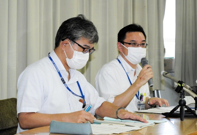 市立小学校の教諭が陽性を隠して授業をしていた問題について、会見で説明する尼崎市教育委員会の幹部ら＝１日午後３時３８分、尼崎市役所