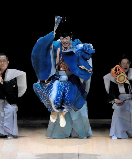 伝統芸能「三番叟」を舞う野村萬斎さん＝１日夜、姫路市神屋町、アクリエひめじ（撮影・大山伸一郎）