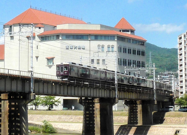 ２日で開通１００年となる阪急今津線（北線）の車両＝宝塚市南口２