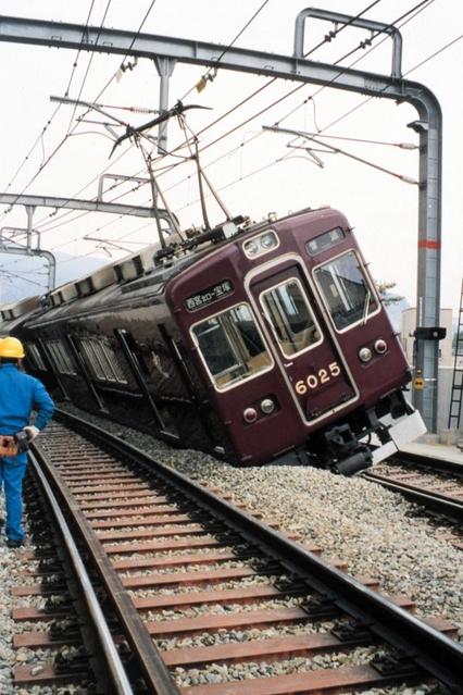 阪神・淡路大震災で被災し、宝塚－宝塚南口間で脱線した車両（阪急電鉄提供）