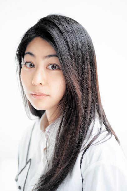 現代美術家のアキ・イノマタさん