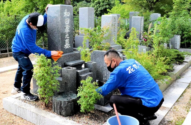 草木の刈り込みや墓石の拭き取りなど、希望に応じて行う代行業者＝いずれも神戸市東灘区住吉台