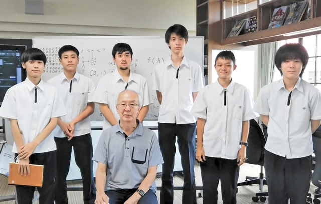 快挙を成し遂げた数理科学研究会のメンバーと、顧問の宮寺良平教諭（手前中央）＝神戸市須磨区横尾、啓明学院