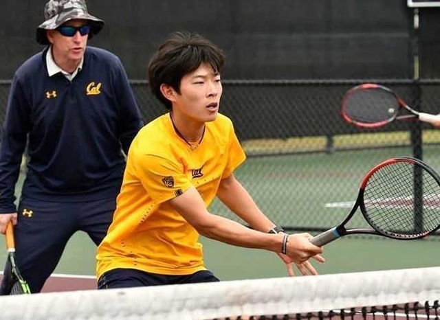 団体対抗戦の前にボレーを練習する菊地裕太選手＝２０１９年１月、米テキサスＡ＆Ｍ大（菊地選手提供）