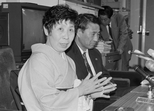 暴力団抗争の巻き添えで一人娘を亡くし、暴力団組長との和解を受けて会見する故・堀江ひとみさん（左）と垣添誠雄弁護士＝１９９５年５月、尼崎市