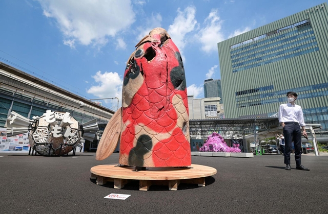 ＪＲ三ノ宮駅前に展示された三つのアート作品。ビル群の足元でひときわ目立つ＝１１日午前、神戸市中央区