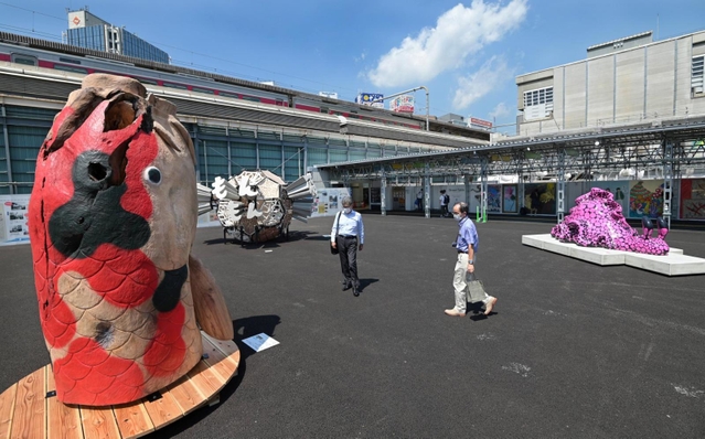 ＪＲ三ノ宮駅前に展示された三つのアート作品。ビル群の足元でひときわ目立つ＝１１日午前、神戸市中央区