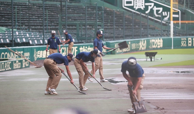 雨が続いた今夏の全国高校野球選手権大会では、「“神”整備」が改めて注目された＝西宮市の甲子園球場