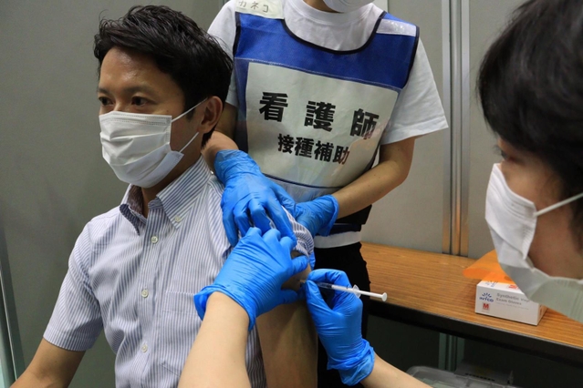 県大規模接種会場で新型コロナワクチンの２回目の接種を受ける斎藤元彦知事＝西宮市河原町、市立中央体育館