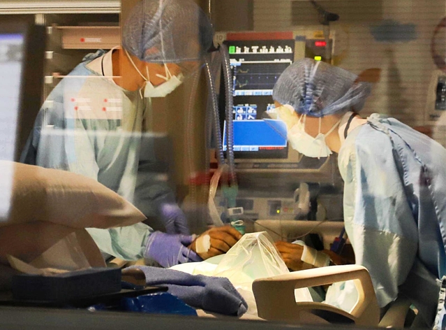 深夜の臨時病棟。命を支える＝昨年１２月、神戸市立医療センター中央市民病院（画像の一部を加工しています）