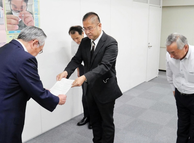 兵庫県経営者協会の三原修二会長（手前）に、障害者雇用拡大への協力を要請する兵庫労働局の藤井剛・職業安定部長（中央）ら＝神戸市中央区京町