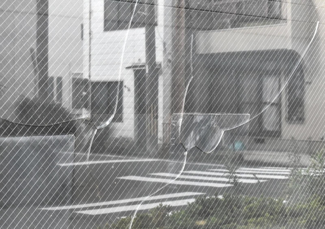 ひび割れた窓ガラスもあった＝尼崎市東難波町４