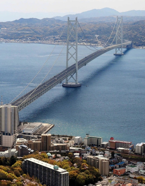 神戸側から望む明石海峡大橋（資料写真）