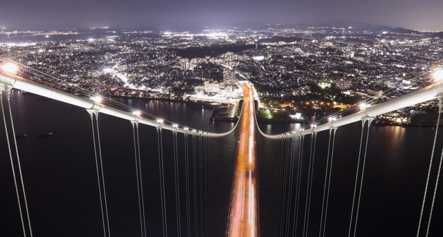 高さ３００メートルの主塔から見下ろす神戸市の夜景＝明石海峡大橋