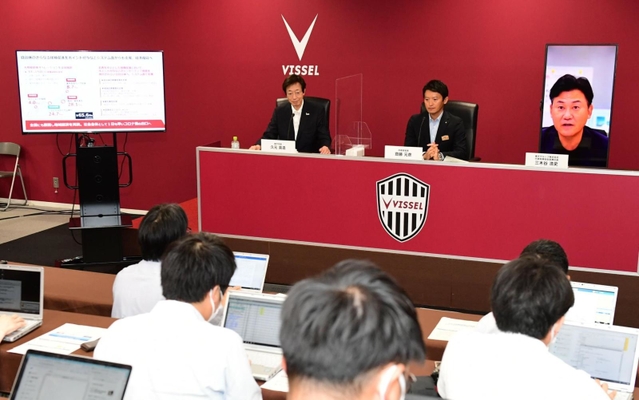若年層向けのワクチン接種で楽天ポイント付与をアピールする斎藤元彦兵庫県知事（中央）と久元喜造神戸市長（左）と楽天の三木谷浩史会長＝１５日午後、神戸市兵庫区御崎町１、ノエビアスタジアム神戸（撮影・中西幸大）