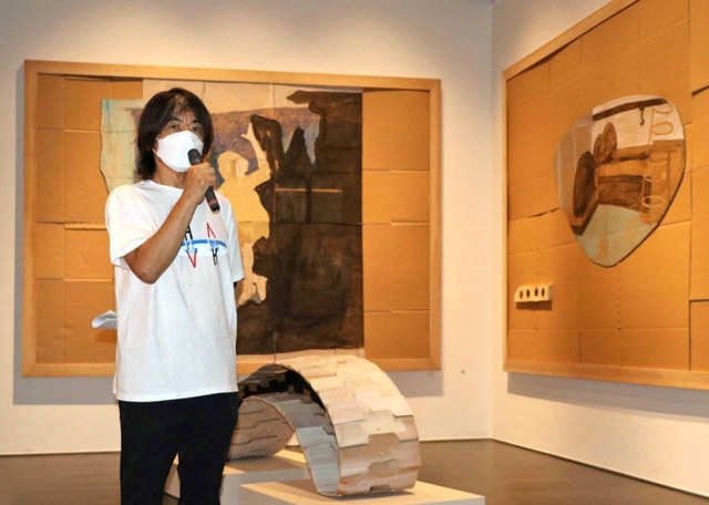 段ボールで作った作品の前に立つ日比野克彦さん＝姫路市立美術館