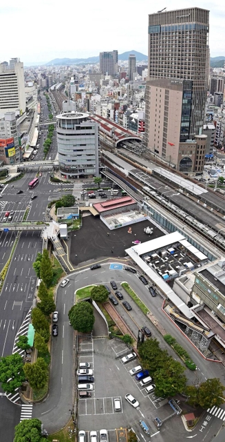 ＪＲの新駅ビル予定地（中央）。高さ約１２０メートルの「神戸三宮阪急ビル」（右上）より高層になる＝１６日午後、神戸市中央区（撮影・秋山亮太）