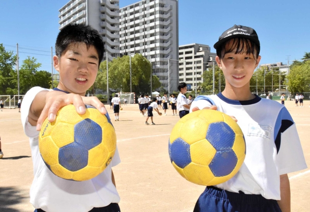 中学校からスポーツテストで使用されるハンドボール。何とか握れても、遠くに投げるのは難しい＝神戸市東灘区青木４、本庄中学校