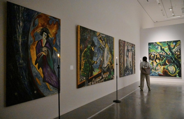 展示コーナー「あの世この世」では、絵画をろうそく型の電飾で照らす＝横尾忠則現代美術館（撮影・秋山亮太）