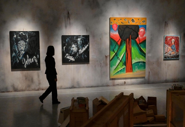 「闇について」と題したセクションに展示された作品＝１７日午後、神戸市灘区原田通３（撮影・秋山亮太）