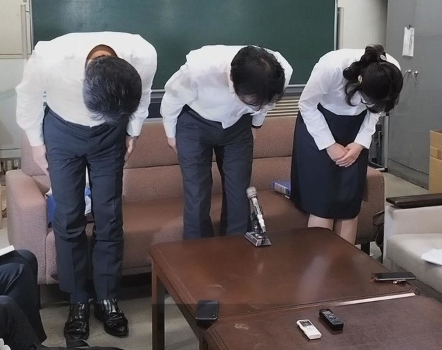 姫路市立小学校の体罰問題で教諭の処分を発表し、頭を下げる県教委の職員＝２１日午後、兵庫県庁