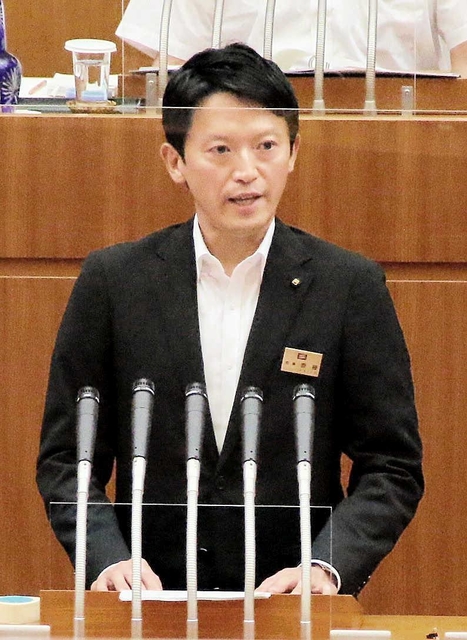 兵庫県議会定例会で提案説明を行う斎藤元彦知事＝県議会議場
