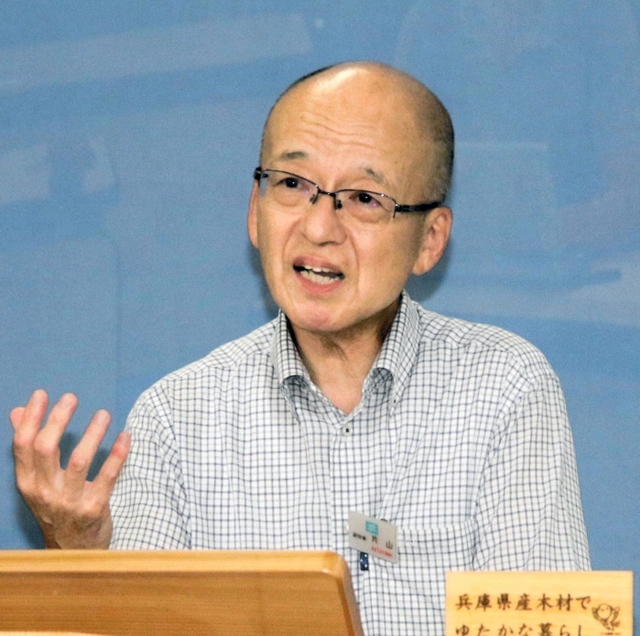 就任会見で抱負を語る片山安孝副知事＝兵庫県庁
