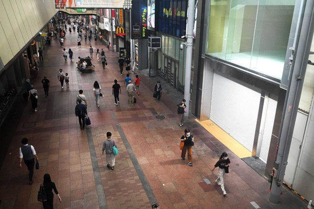 兵庫県内で価格の最高地点の三宮センター街。長引くコロナ禍で空き店舗が目立つ一角もある＝神戸市中央区三宮町１（撮影・秋山亮太）
