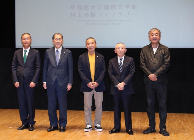 フォトセッションに応じる（右から）隈研吾さん、柳井正さん、村上春樹さん、早稲田大の田中愛治総長＝２２日午後、早稲田大国際会議場井深大記念ホール（撮影・大森　武）
