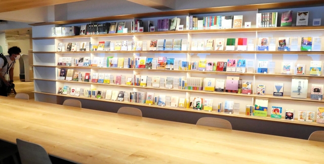 村上春樹さんの初版本などが並ぶギャラリーラウンジ＝２２日午後、早稲田大国際文学館（撮影・大森　武）