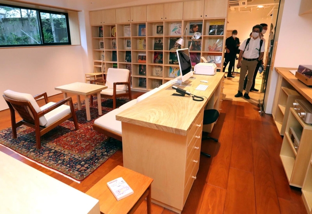 仕事場を再現した「村上さんの書斎」＝２２日午後、東京都新宿区、早稲田大学国際文学館（撮影・大森　武）