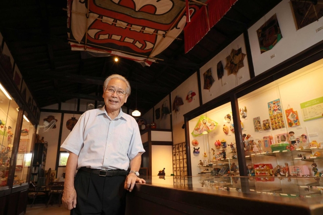 郷土玩具の収集に生涯情熱を燃やす井上重義さん。郷愁を誘う品々ばかり＝姫路市香寺町中仁野、日本玩具博物館（撮影・長嶺麻子）