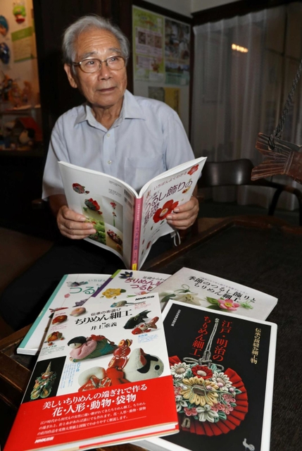 「ちりめん細工」も収集してきた井上重義さん。関連書籍の執筆、監修も務めている＝姫路市香寺町中仁野、日本玩具博物館（撮影・長嶺麻子）