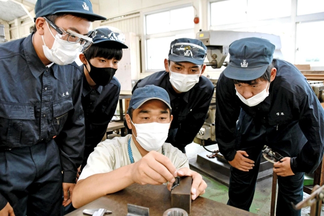 織り機の部品製作に携わる姫路工業高校の生徒ら＝姫路市伊伝居