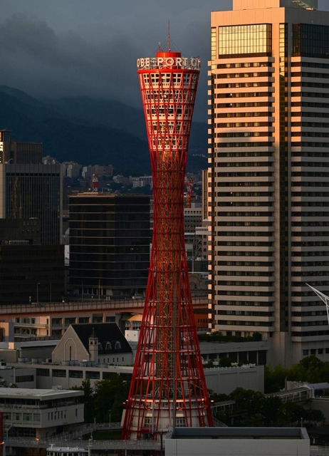 夕日に照らされるポートタワー＝２６日午後５時２７分、神戸市中央区波止場町（撮影・秋山亮太）
