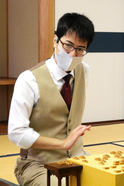 第１１期加古川青流戦で優勝し、感想戦で対局を振り返る服部慎一郎四段＝２６日午後、加古川市内