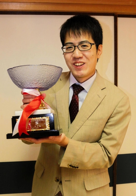 将棋の第11期加古川青流戦で優勝した服部慎一郎（はっとり・しんいちろう）さん＝26日午後、加古川市加古川町北在家、市立青少年女性センター