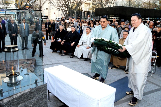 「１．１７希望の灯り」の前で献花する横綱白鵬（右）と日馬富士＝２０１５年３月、神戸市中央区、東遊園地