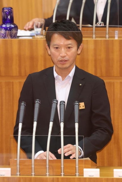 議員の質問に答える斎藤元彦知事＝２７日午前、兵庫県議会本会議場（撮影・小林良多）