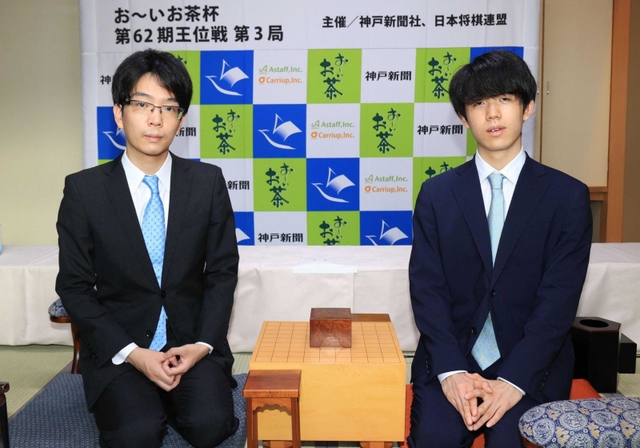 対局室の検分を終え、撮影に応じる藤井聡太王位（右）と豊島将之竜王＝神戸市北区有馬町、有馬温泉の旅館「中の坊瑞苑」