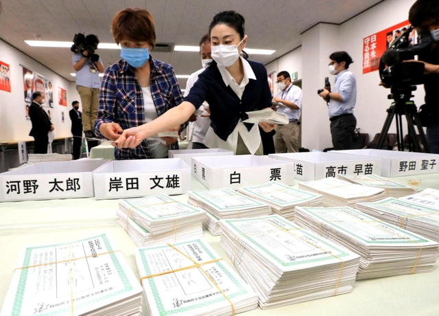 自民党兵庫県連で行われた党員・党友票の開票作業＝２９日午前、神戸市中央区中山手通５（撮影・鈴木雅之）
