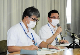 市立小学校の教諭が陽性を隠して授業をしていた問題について、会見で説明する尼崎市教育委員会の幹部ら＝１日午後３時３８分、尼崎市役所