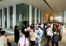 マスクを着け、静かに開演時間を待つ観客ら＝１日午後、姫路市神屋町、アクリエひめじ（撮影・大山伸一郎）