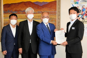 斎藤元彦知事（右）に宿泊業者への支援を要望する兵庫県旅館ホテル生活衛生同業組合の増田晴信理事長（右から２人目）ら＝１日午後、兵庫県庁