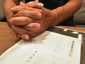 被爆者の手記を寄贈した桐藤直人さん＝西宮市内（画像の一部を加工しています）