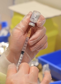 注射器に移される新型コロナウイルスワクチン。兵庫県内でも接種が進む＝神戸市内