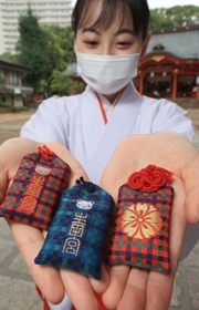評判を呼ぶお守り「育守」。ファミリアらしさが詰まっている＝神戸市中央区下山手通１、生田神社