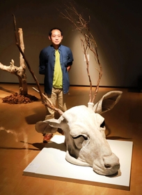 自作の展示空間で撮影に応じた東影智裕さん＝神戸市中央区脇浜海岸通１、兵庫県立美術館