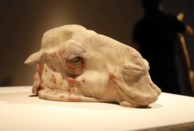 《視界　ｃａｍｅｌ　ｄ‐００７》２０１３年＝神戸市中央区脇浜海岸通１、兵庫県立美術館